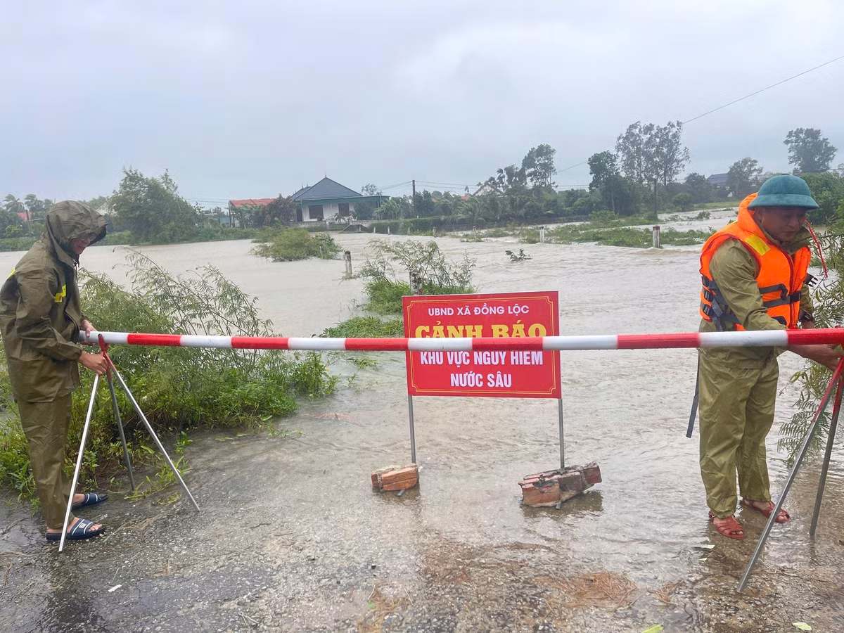 Nhiều tuyến đường dân sinh bị ngập sâu, lực lượng chức năng phải cắm chốt cảnh báo nguy hiểm.
