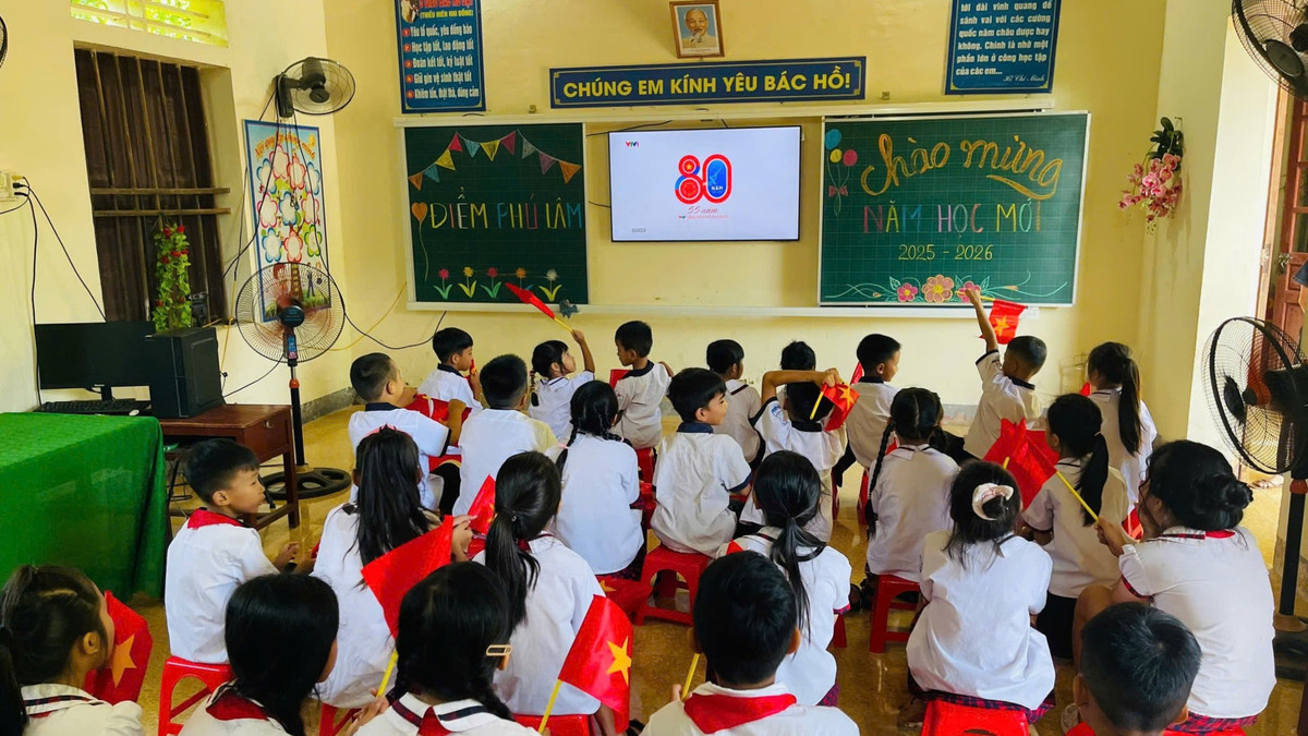 “So với các điểm trường khác, điểm trường Phú Lâm có những lớp học đặc biệt, cùng trong một phòng học có 2 lớp cùng học, lớp 1 và lớp 2; lớp 4 và lớp 5. Mặc dù phải học ghép, nhưng học sinh vẫn được học đầy đủ các môn từ Toán, Tiếng Việt, Ngoại ngữ, Mỹ thuật, Âm nhạc”, thầy Lê Ánh Dương, cho biết thêm.