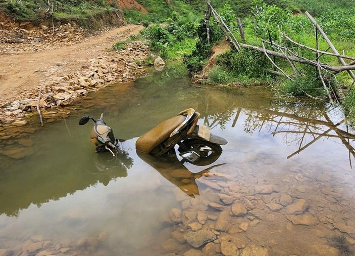 Chiếc xe máy ở gần hiện trường nạn nhân tử vong. z6835826105125-eff64f3d6b8de5afa71250fc810652cf.jpg