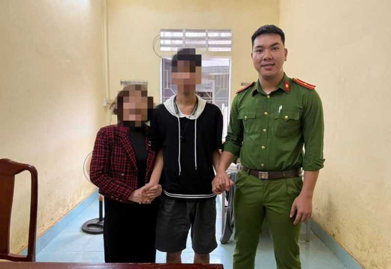 Công an TP Huế kịp thời giải cứu, đưa em K. trở về nhà an toàn. em-k-kimlong-1762570650440.jpg