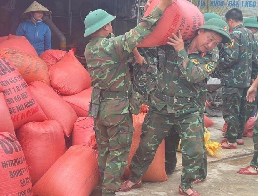 Để người dân sớm ổn định lại cuộc sống, Bộ Chỉ huy Quân sự tỉnh Hà Tĩnh cũng đã điều động 50 cán bộ, chiến sĩ Trung đoàn 841 phối hợp với Ban Chỉ huy Quân sự huyện Cẩm Xuyên và lực lượng dân quân tự vệ tại chỗ để triển khai công tác hỗ trợ nhân dân.