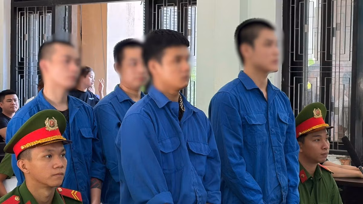 Nhóm bị cáo tại phiên toà. Ảnh: Ngọc Minh