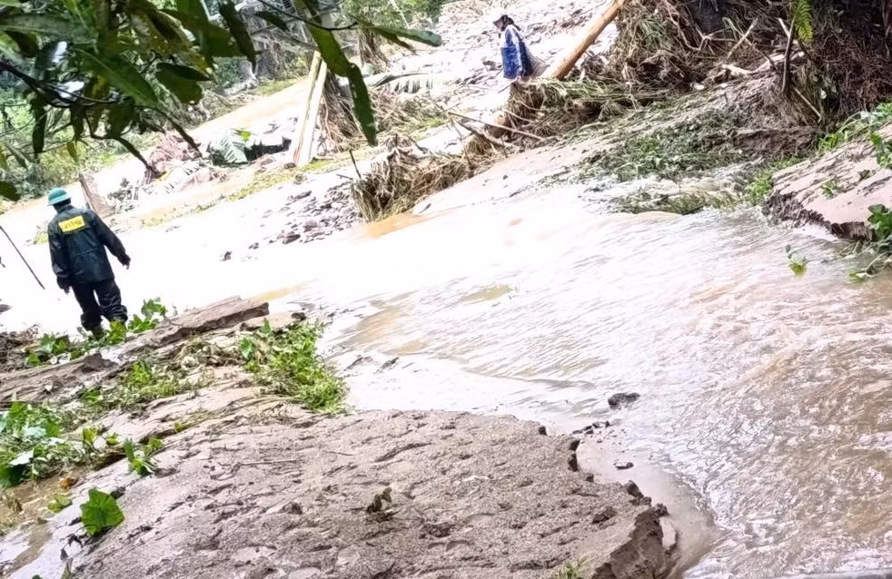 Trung tá Bạch Trọng Sơn - Đồn trưởng Đồn Biên phòng Hạnh Dịch, cho biết: “Do mưa lớn, trên địa bàn có một gia đình bị sạt lở đất đe dọa, chúng tôi đang phối hợp với địa phương để tổ chức lực lượng di dời đến nơi an toàn. Nhiều tuyến đường trên địa bàn biên giới bị sạt lở, đứt gãy gây ảnh hưởng trong việc đi lại của nhân dân”.