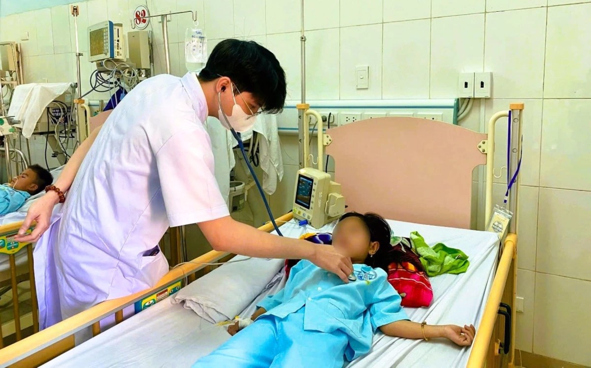 bac-si-tham-kham-cho-benh-nhi.jpg
