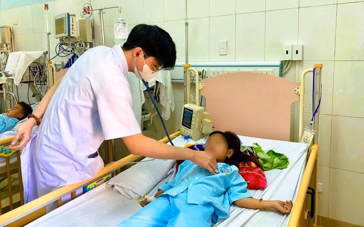 bac-si-tham-kham-cho-benh-nhi.jpg