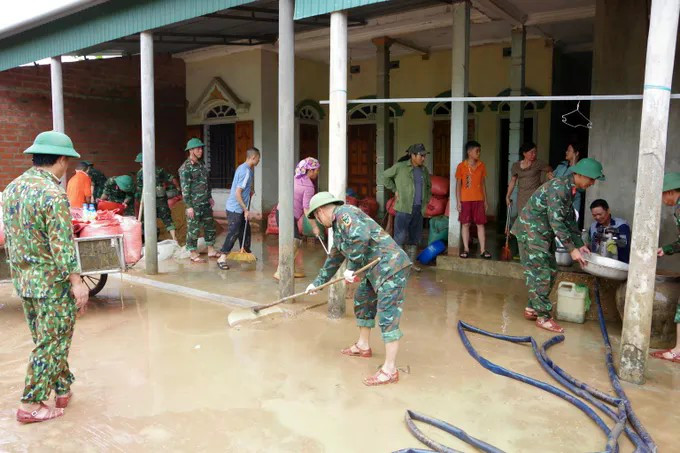 Cán bộ chiến sĩ và lực lượng dân quân tự vệ đã nhanh chóng hỗ trợ các hộ gia đình tại xã Cẩm Mỹ (huyện Cẩm Xuyên) dọn dẹp nhà cửa, di dời vận chuyển lúa bị ngập ướt đến nơi khô ráo, gạn đãi lúa bị ngập bùn để đưa đi phơi sấy.
