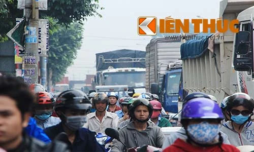 Bình Dương: Kẹt xe dài 5km, hàng trăm tài xế ngủ trên đường