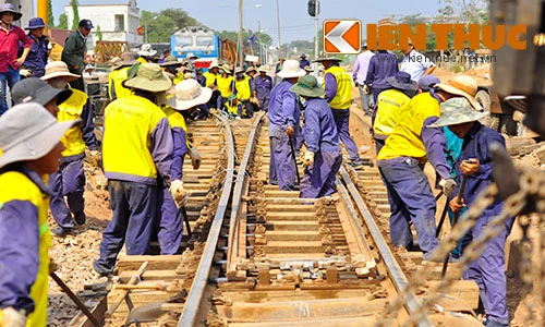 Hối hả sửa chữa ga Hố Nai đón tàu sau sự cố cầu Ghềnh