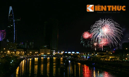 Video pháo hoa rợp trời Sài Gòn mừng 41 năm ngày thống nhất