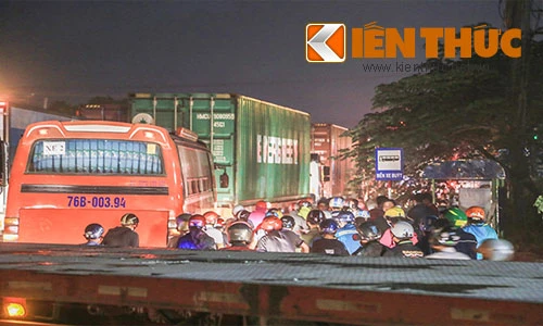 Kẹt xe kéo dài ở Bình Dương, giao thông tắc nghẽn