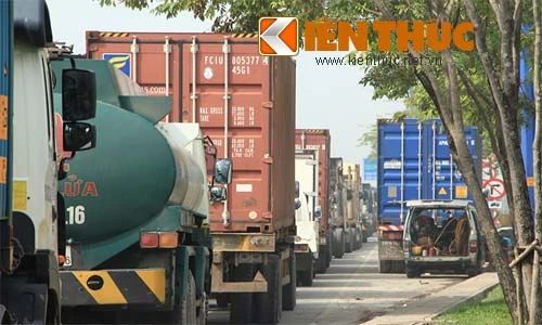 Hàng nghìn phương tiện “chôn chân” ở đại lộ nghìn tỷ TP HCM