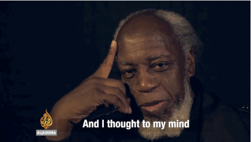 Otis Johnson nghĩ trong đầu rằng mọi người đều trở thành CIA hay đặc vụ khi nhìn thấy họ đeo tai nghe ngoài đường.