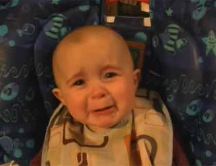 Bé 10 tháng tuổi nức nở khi nghe mẹ hát