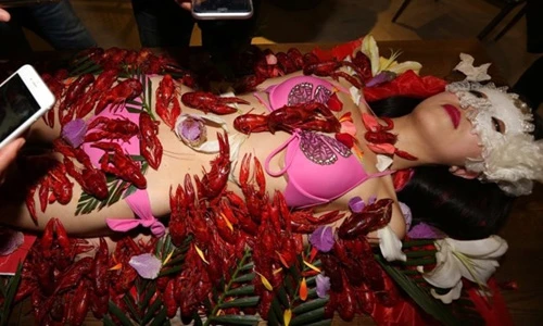 Choáng váng chiêu bày kín tôm trên người mẫu bikini để hút khách