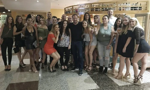 Sếp hào phóng bao tất cả nhân viên đi nghỉ mát 