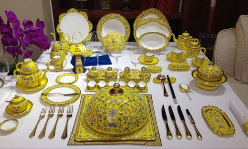 Thăm thú làng gốm chế tác bàn tiệc dát vàng cho lãnh đạo APEC