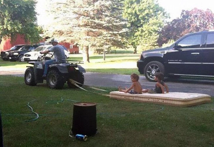 Chết cười khi các ông bố trông con