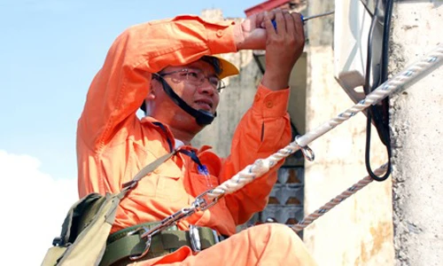 Thợ điện Hà Nội trực chiến mùa nắng nóng kỷ lục