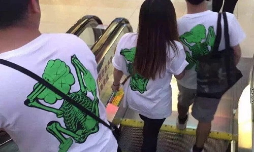 Chết cười với số phận “ngang trái” của những chiếc áo đôi