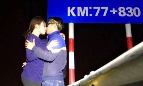 Cặp phượt thủ Sài thành đi khắp miền Bắc chụp ảnh hôn nhau