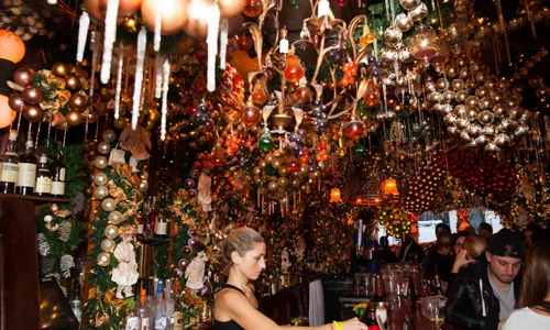 Tận mục quán bar chi hơn 1 tỷ trang trí Giáng sinh