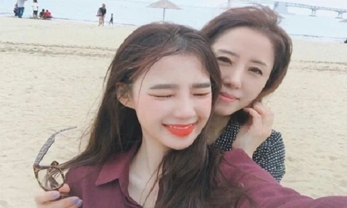 Bà mẹ U50 trẻ đẹp ngang ngửa cô con gái hot girl