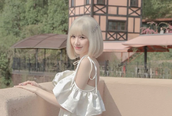 Hari Won và các sao Việt từng để mái tóc bạch kim cực xinh