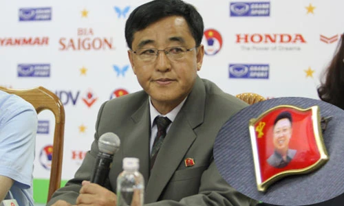 Huy hiệu ông Kim Jong-il trên ngực áo HLV Triều Tiên
