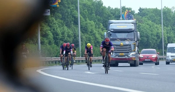 Những đoàn xe đạp 'đua với tử thần' trên cao tốc 80km/giờ