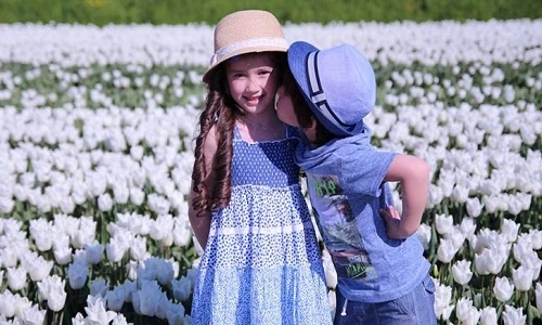 Ngắm “công chúa, hoàng tử nhí” gốc Việt trên cánh đồng tulip