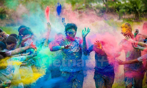 Học sinh Hà Nội "quậy tưng" trong trận chiến bột màu