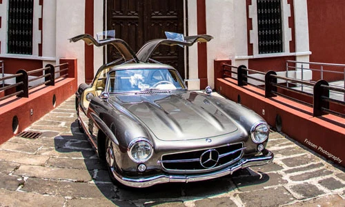 Siêu xe Mercedes 300SL đẹp hút hồn trên phố