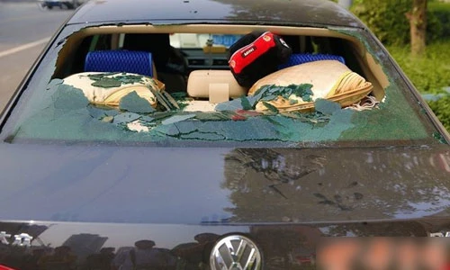 30 xe bị đập vỡ cửa kính, trộm đồ trong 1 đêm