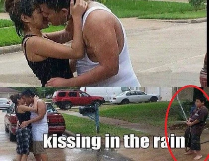 Khoảnh khắc hài hước: Nụ hôn lãng mạn dưới mưa