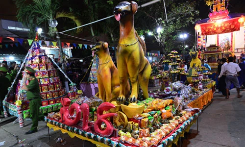 Hàng nghìn người hỗn loạn, giành đồ cúng cầu may giữa đêm ở miền Tây