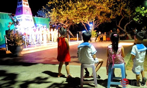 Ngắm vẻ mặt rạng ngời những em bé sống ở Trường Sa