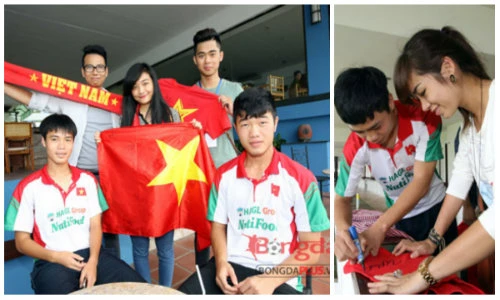 U19 Việt Nam niềm nở đón tiếp người hâm mộ