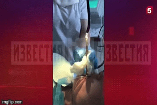 Video: Kinh dị nhìn cô gái bị rắn chui vào miệng