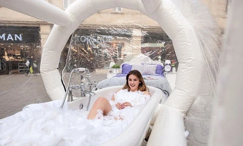 Khách sạn trong suốt sang trọng nằm giữa phố mua sắm