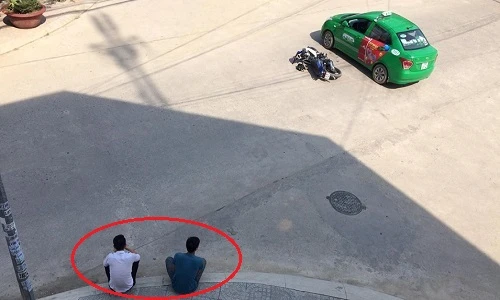 Sau va chạm, hai thanh niên ngồi “tâm sự” chờ CSGT đến