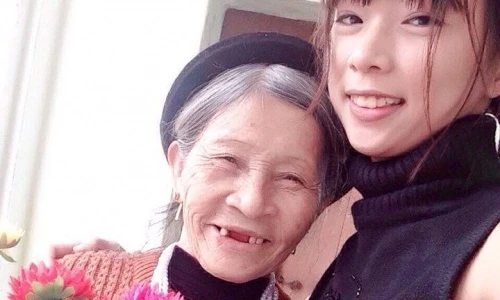 Bà ngoại 75 tuổi chăm cháu mồ côi xinh đẹp, học giỏi