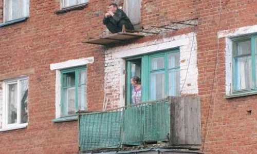 "Cười ngất" với những ban công có thiết kế khó đỡ