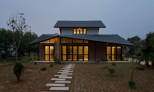 Nhà mái cong ở Hà Nội xuất hiện ấn tượng trên báo ngoại