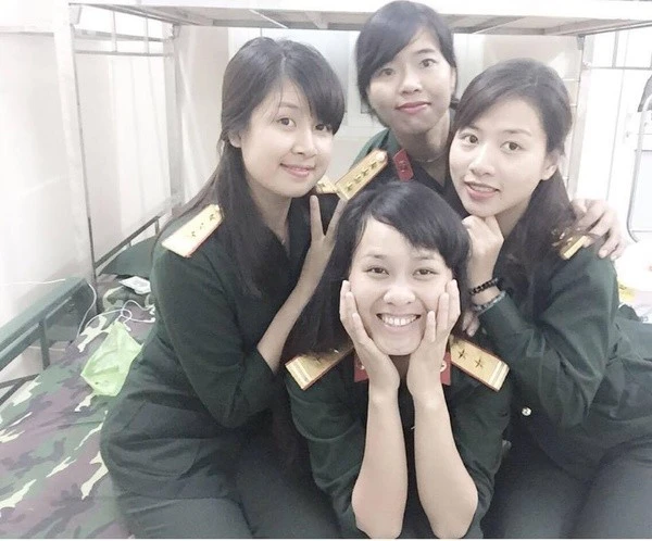 Đời thường của sĩ quan xinh đẹp gây sốt trong lễ diễu binh