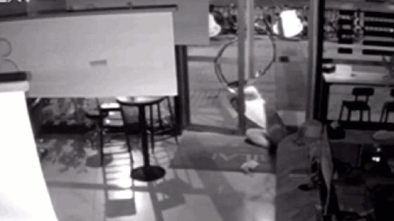 Không thể lách qua khe cửa, tên trộm bị tóm khi đang ngủ trong cửa hàng