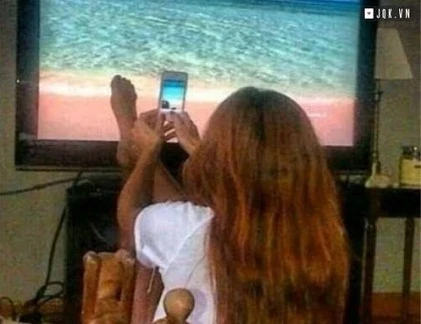 Ảnh cười Facebook: Check-in tại bãi biển