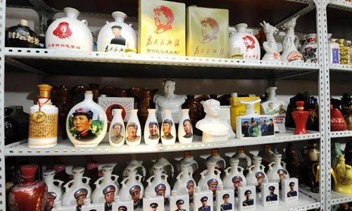 Đại gia suốt 3 thập kỷ sưu tập chai đựng rượu độc lạ