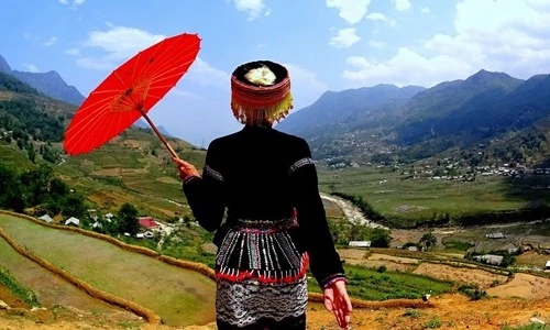 Mẹ Tây đơn thân ấn tượng trong trang phục dân tộc