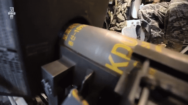 Đầu tháng 2/2023, Hanwha và công ty quốc phòng Romarm đã ký một biên bản ghi nhớ về việc cung cấp lựu pháo tự hành K9 155 mm và xe chiến đấu bộ binh Redback.