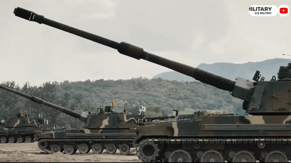 K9 do công ty Samsung Techwin sản xuất, sử dụng khung gầm xe tăng M1 của Mỹ, Nhờ sử dụng hệ thống treo bằng dầu và khí nén, xe có khả năng cơ động cao và di chuyển rất êm.